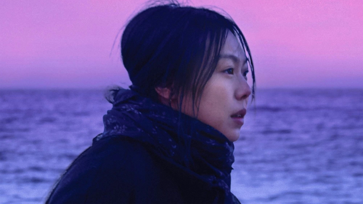 Một Mình Giữa Biển Đêm (On the Beach at Night Alone)
